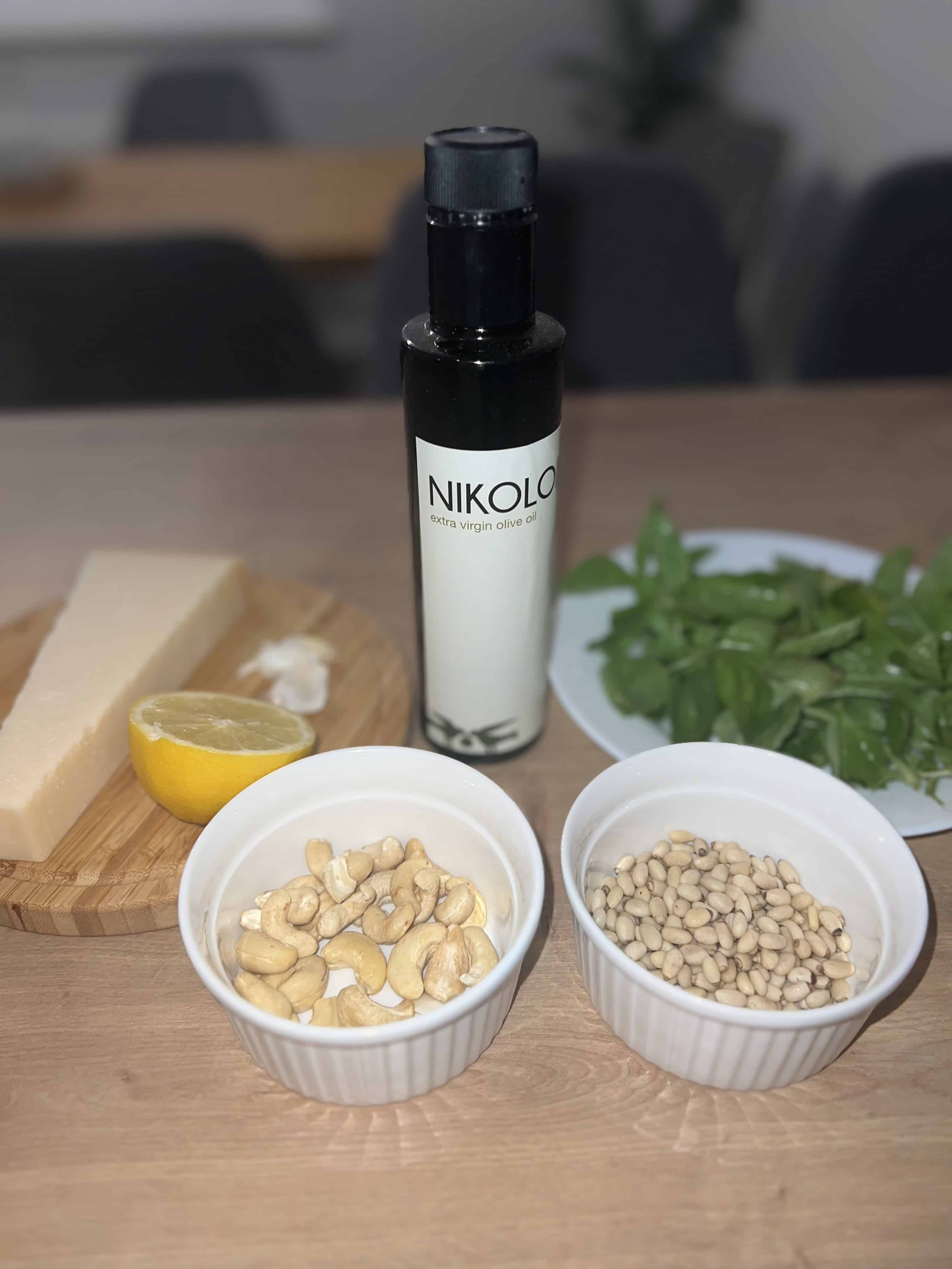 Maslinovo ulje, pecorino sir, limun, češnjak, indijski oraščići, bosilje, pinjoli