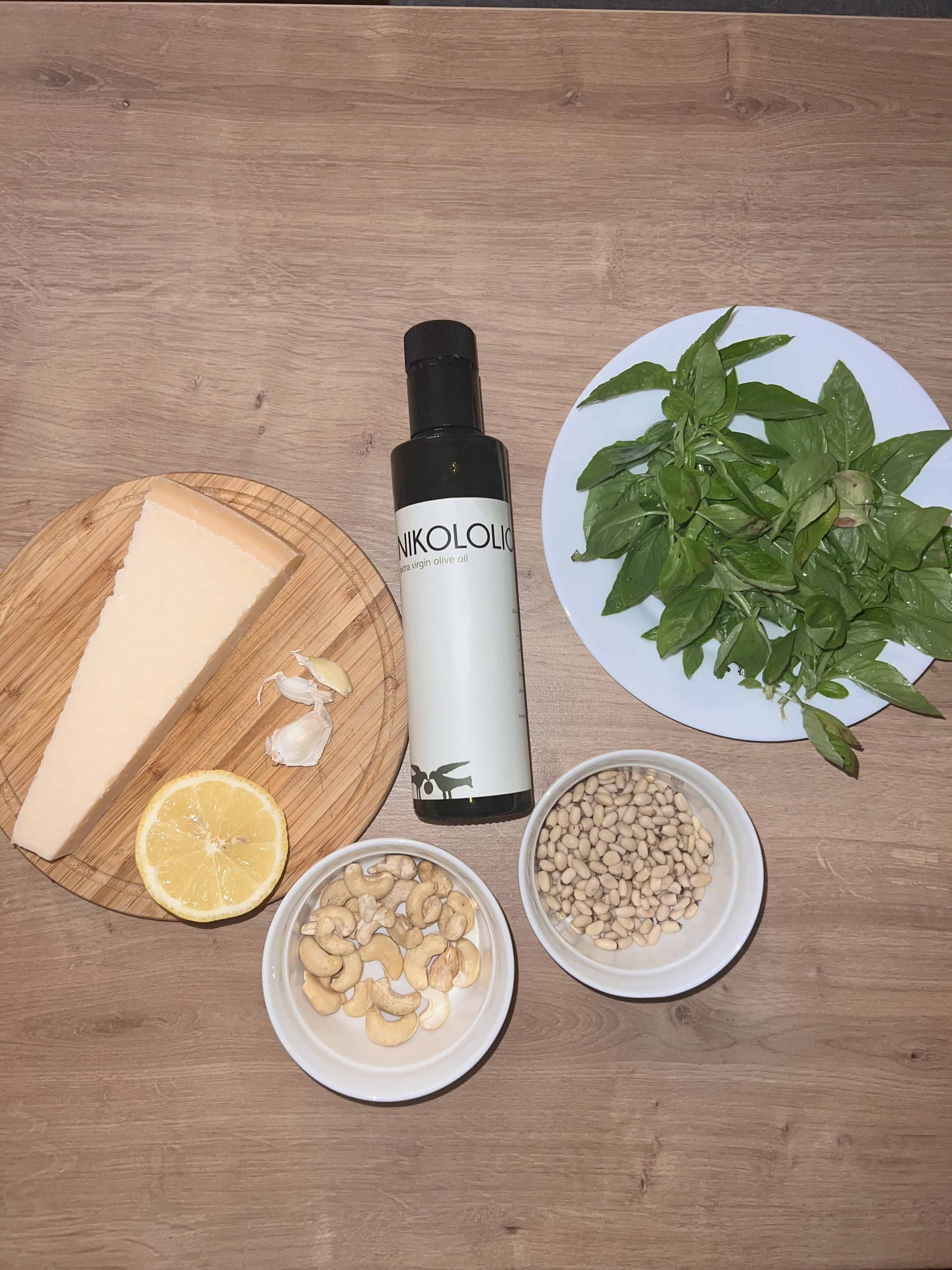 Maslinovo ulje, pecorino sir, limun, češnjak, indijski oraščići, bosilje, pinjoli